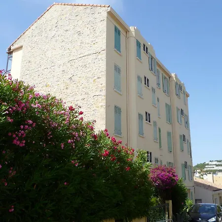 Le Chateau Apartment